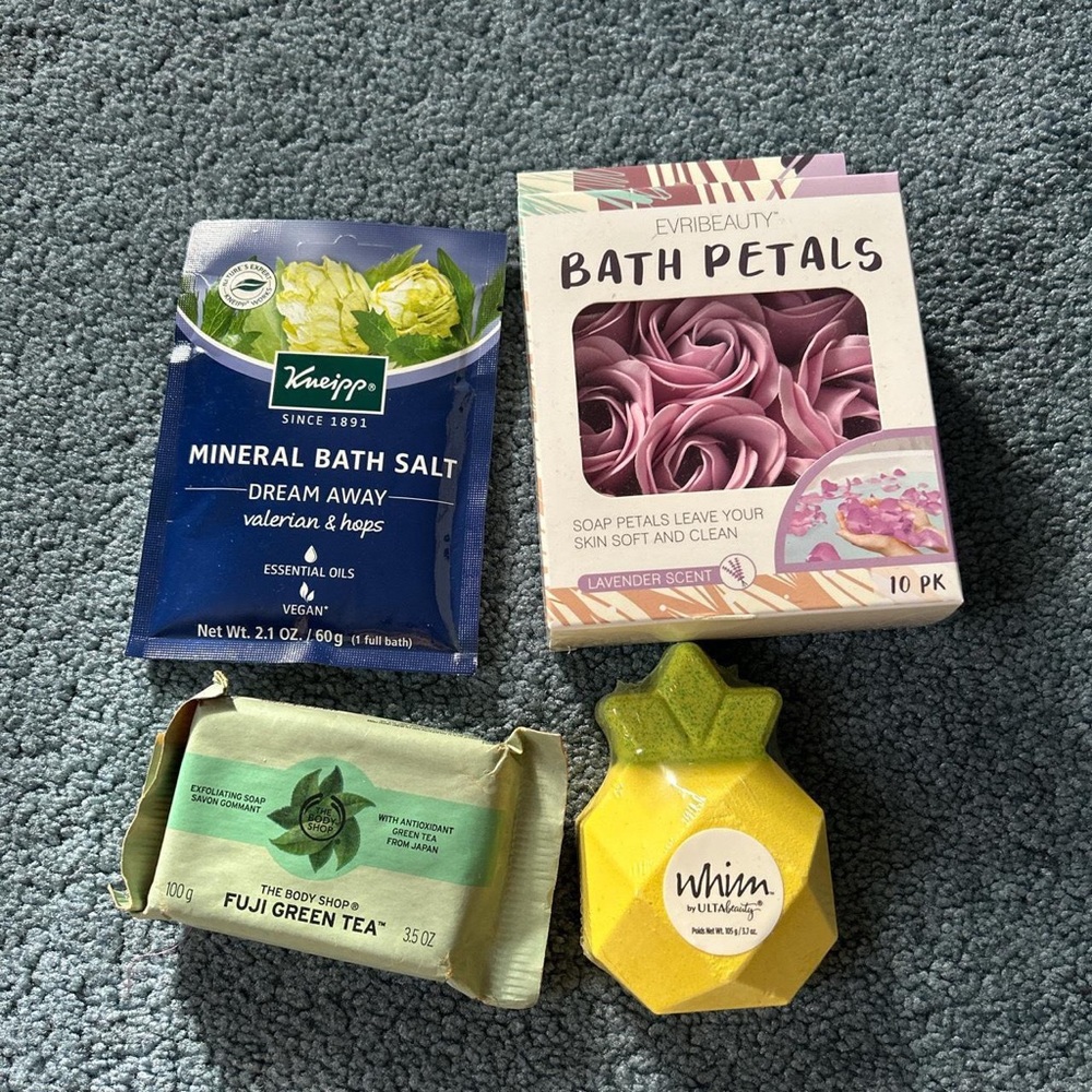 beautiful 4 pc bath set!
